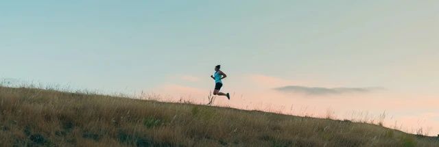 視頻現(xiàn)在是清晨的6:30，徒步行進(jìn)已過半，目前正走在回程路上~