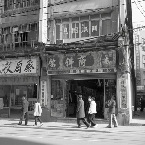 漪汾街吾悅廣場開業(yè)盛況人山人海，排隊(duì)等位，露天小吃街成解圍之地！