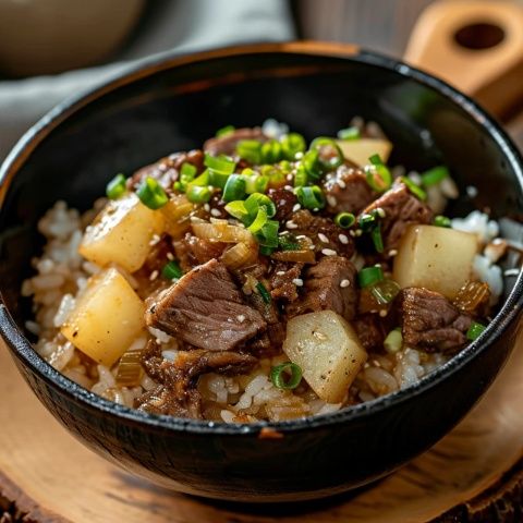 牛雜是一道風(fēng)味獨特的美食，通常由牛的內(nèi)臟和其他部位組成，味道鮮美