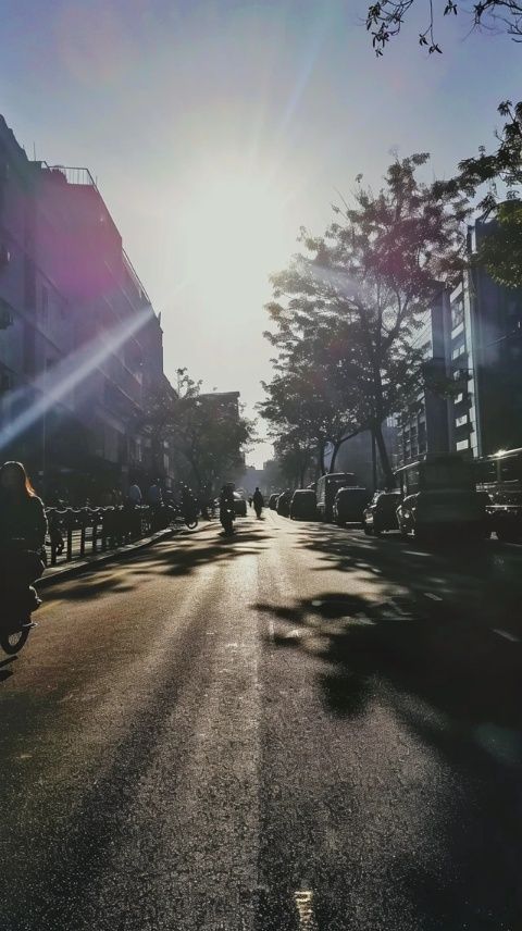 河池的天氣總是讓人又愛(ài)又恨，陽(yáng)光明媚的時(shí)候熱得發(fā)慌，下雨的時(shí)候又讓人無(wú)處可去