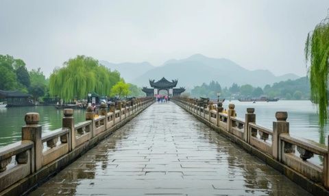 歷經(jīng)輾轉(zhuǎn)多站，終抵觀湖勝地