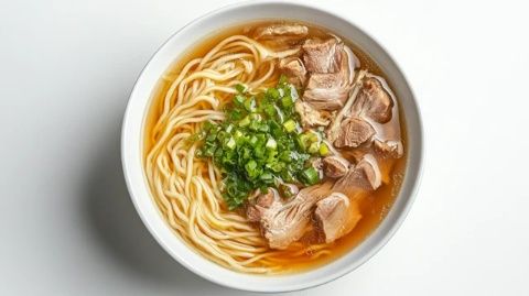 小吃店拌面13元過(guò)油肉15元，低價(jià)菜肴吸引眾多市民。