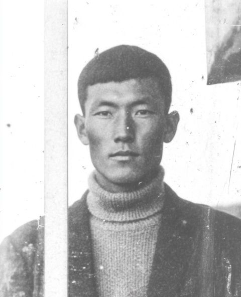 流淚1956年的一個深夜，65歲的賴雅敲響了張愛玲的房門,進(jìn)屋后