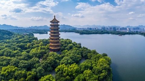 去杭州，經(jīng)一老人指點(diǎn)，告訴我們周邊還有被人低估的寶藏城市，那里別有洞天。