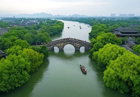 旅行無錫太湖之行，泛舟湖上，看落日余暉下的江南風(fēng)光