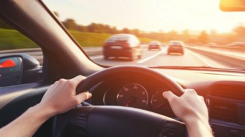 開車必須知道的幾點冷門小知識，你都知道嗎？1.變道請迅速果