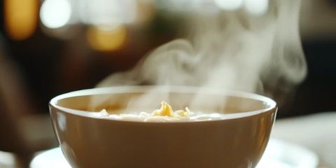 冬日清晨，一碗熱騰騰的湯水暖醒著你