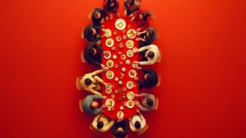 上海老同學(xué)聚會(huì)驚現(xiàn)一幕:全場酒菜盛宴