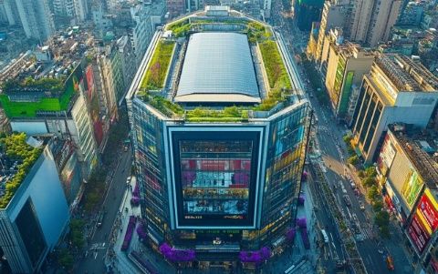 銀泰百貨離我家直線距離只有一公里，絕對是最近的商場了