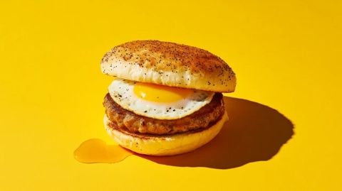 雞蛋漢堡：簡(jiǎn)易美味，小推車上的街頭美食奇跡