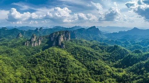 武夷山景點(diǎn)及美食推薦：峰巒峻秀、九曲溪等。