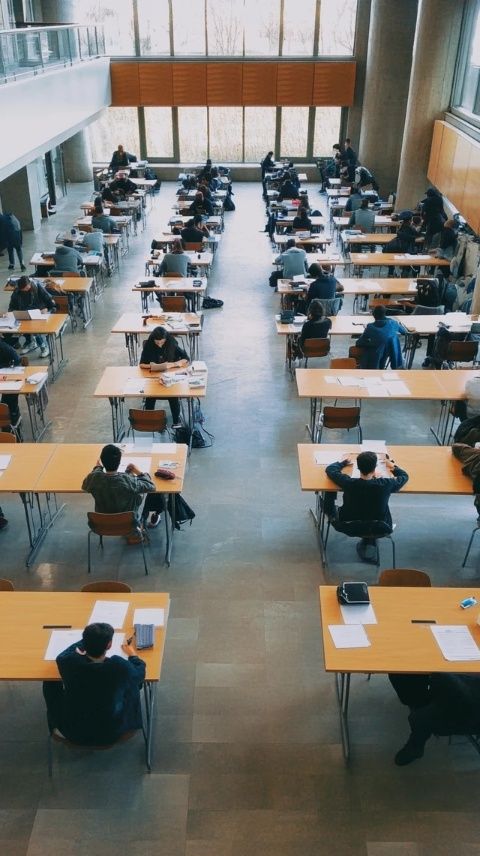 在學業(yè)征程中，考試是我們必過的考場