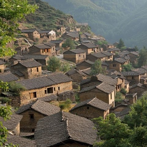 峰峰的小鎮(zhèn)指的是響堂水鎮(zhèn)，它位于河北省邯鄲市峰峰礦區(qū)和村鎮(zhèn)東和村