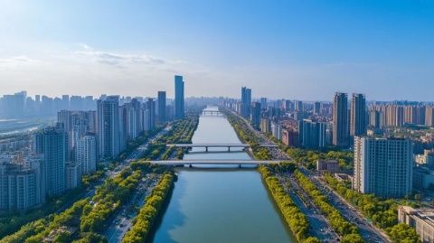 廣州：城市的現(xiàn)代化與傳統(tǒng)的融合，生活節(jié)奏快而又放松。