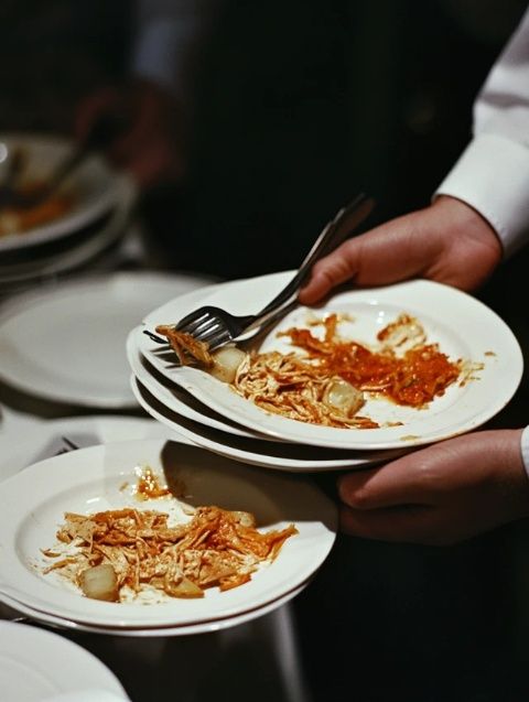 我在餐廳用餐時(shí)不慎摔倒，服務(wù)員正端菜前來
