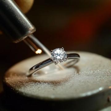 如何正確保養(yǎng)鉆戒：避免化學物質、定期清潔與檢查