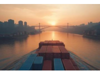 那條船，靜悄悄地就在濱江的東岸，忘了停了多少年，誰(shuí)曾想如今重又點(diǎn)亮在了浦江