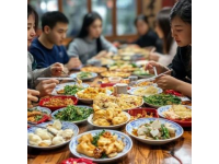 周末我們十五個同學(xué)，開了三部小車，一起開往上饒市朝陽村，國盛農(nóng)莊吃農(nóng)家菜，K歌