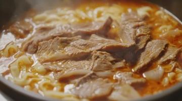 張家口傳統(tǒng)美味探秘：熏肉、莜面與黃糕的味蕾之旅
