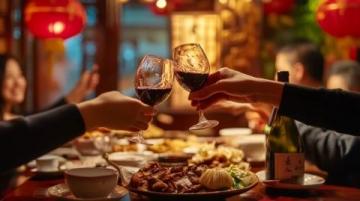 俄羅斯男子在中國(guó)餐廳消費(fèi)588元，點(diǎn)15道菜3瓶酒，結(jié)賬時(shí)發(fā)生感人一幕