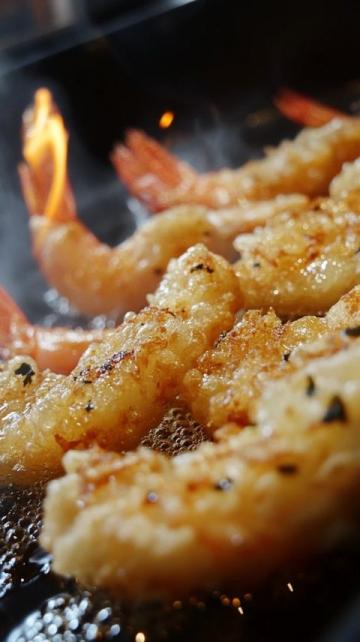 正在油炸豆腐，現(xiàn)做現(xiàn)賣,家鄉(xiāng)的豆腐就是好，炸的洞都有了，起泡泡了，金黃金黃的