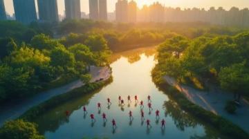秋意盎然，武漢，充滿活力的城市，扶光露面的清晨，公園里、江邊，到處是運(yùn)動(dòng)的人們