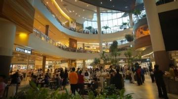 出了國金中心,我?guī)Т蠹夜淞艘患覠狒[的華采天地商場。