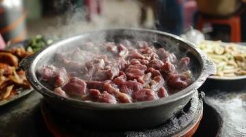 古城味覺(jué)傳奇:神木羊雜碎與鹵肉夾干酪的美食故事