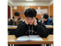 今天上午聽了一節(jié)數(shù)學研究課:10的分與合,感覺數(shù)學課和語文課相比真的是輕松多了