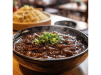 一碗熱氣騰騰、滾燙無比的生燙牛肉粉赫然擺在眼前，那濃郁醇厚的香氣肆意彌漫