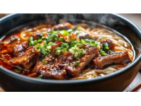 鄭州美食種類繁多，面食肉食應(yīng)有盡有，湯品小吃風(fēng)味獨(dú)特
