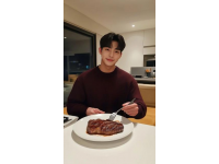 先前，張若昀發(fā)了一個制作美食的動態(tài)，白宇饞了，于是就給他留言說請快遞一份過來