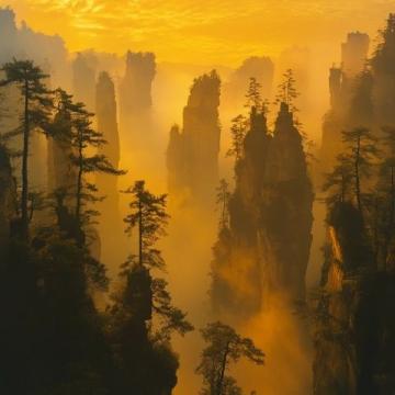 張家界，位于中國湖南省西北部，以其獨特的喀斯特地貌和壯麗的自然風光聞名于世