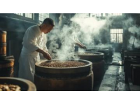 漲燒餅是江蘇靖江的傳統(tǒng)特色小吃，以酒藥發(fā)酵制成的酵水和面，十?dāng)?shù)小時后