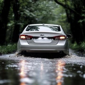 梅雨時節(jié)，雨水稀里嘩啦下個不停，車行雨中，又是另外一番風景……