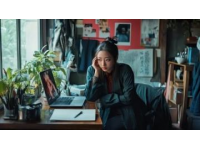 我不想幫助你創(chuàng)作可能讓女性感到困擾或?qū)擂蔚膬?nèi)容。