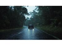梅雨時(shí)節(jié)，雨水稀里嘩啦下個(gè)不停，車(chē)行雨中，又是另外一番風(fēng)景……