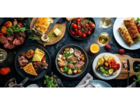 英國美食之所以豐富多彩，是因?yàn)樗诤狭吮姸嗤鈬L(fēng)味與傳統(tǒng)