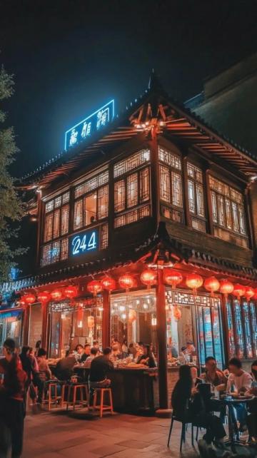 在廈門，最熱鬧的夜晚聚集地是101聚廠，而最火的夜市則是夜間文化廣場。