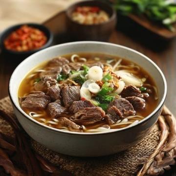 探索內(nèi)江必嘗九大美食之旅：牛肉面、油炸粑、鯰魚、兔子面、干燒魚、熗鍋面、羊肉湯、涼粉與花生酥的味蕾盛宴。