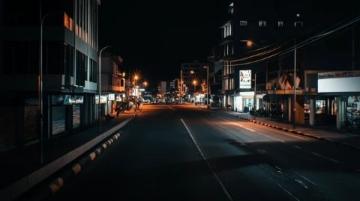夜晚的街頭，曾經(jīng)的車水馬龍已不復(fù)存在，只剩下孤零零的路燈和寂靜的建筑