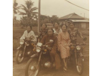 1950年前后，印尼當(dāng)時(shí)發(fā)生了嚴(yán)重的排華事件，許多華僑回到祖國