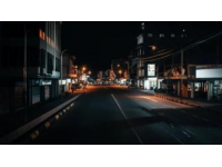 夜晚的街頭，曾經(jīng)的車水馬龍已不復(fù)存在，只剩下孤零零的路燈和寂靜的建筑