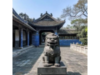 午后，才坐著大巴晃晃悠悠地來到了位于北京大峪山東麓的明十三陵之一的定陵,暖陽下