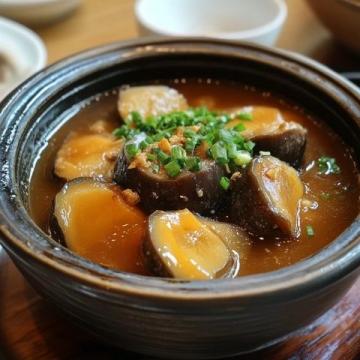 閩菜，又稱福建菜，是中國八大菜系之一，以其獨特的海鮮烹飪、湯品文化和酸甜口味而聞