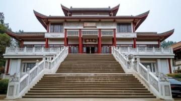 在南京博物院坐下來休息，我和女兒都走不動了，今天走了17000多步了