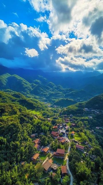 西充，一座隱匿于四川盆地東北部的小城，傳統(tǒng)的農(nóng)業(yè)小縣，經(jīng)濟(jì)、交通都不是太好