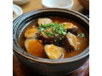 閩菜，又稱福建菜，是中國八大菜系之一，以其獨(dú)特的海鮮烹飪、湯品文化和酸甜口味而聞