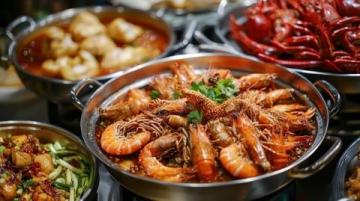 開(kāi)封夜市是中國(guó)著名的美食聚集地，以其豐富多樣的小吃聞名