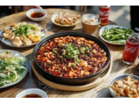 福建美食以其豐富多樣的風(fēng)味和獨(dú)特的烹飪技藝聞名，融合了山海之鮮、閩南文化及客家特